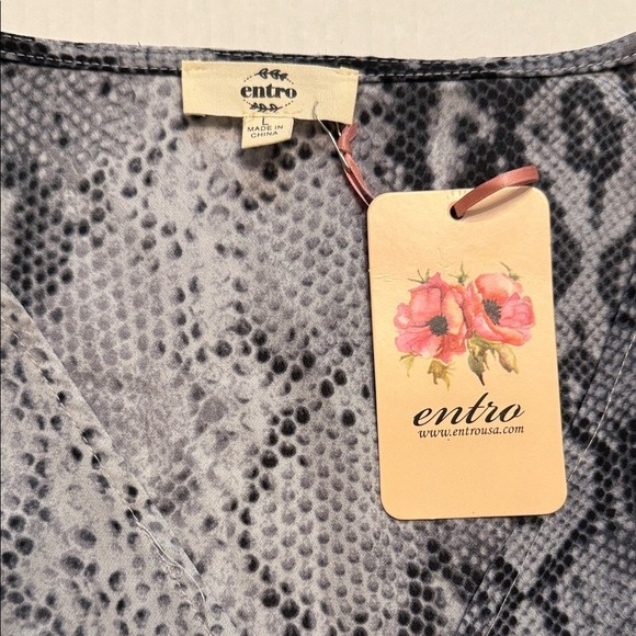 NWT entro Snakeskin Print Tie-Front Blouse with Bell‎ Sleeves. Light and flowy - Picture 2 of 4
